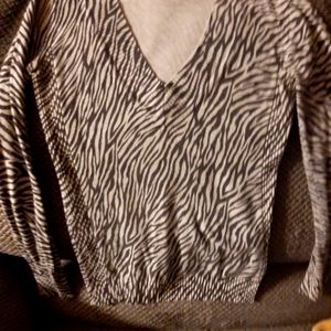 Long sleeve light sweater.